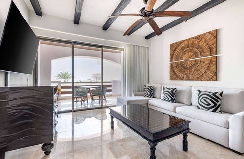 Zona Hotelera Hotel | 3 Coastal King Suites w/Kitchen & Balcony – 5-Min Drive to Plaza Mijares Hub