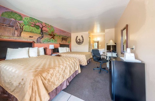 Junction Hotel | 3 Family-Friendly Rooms Built for Relaxation Near Schrier Park - 1.3 miles