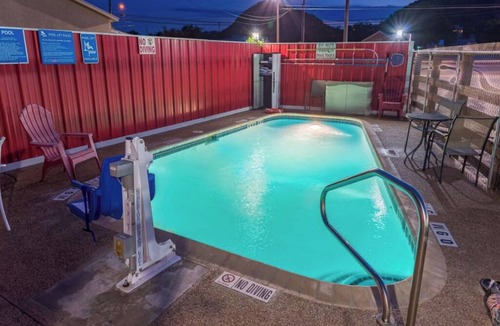 Junction Hotel | 3 Family-Friendly Rooms w/Free Parking | Junction Golf Club - 2.5 miles