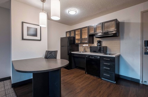 Fossil Creek Hotel | 3 Modern Suites | Outdoor Grill | Near Airport