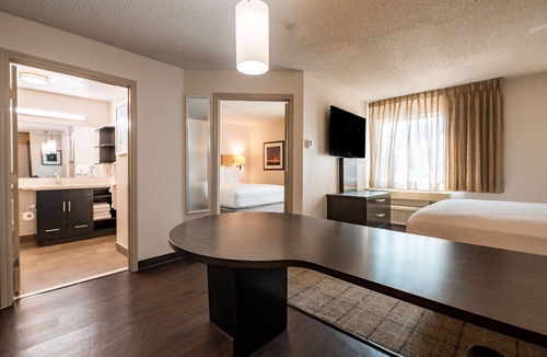 Fossil Creek Hotel | 3 Modern Suites | Outdoor Grill | Near Airport