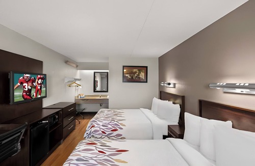 Las Colinas Hotel | 3 Pet-Friendly Rooms Near Historic Main Street, Local Festivals & Lake Activity