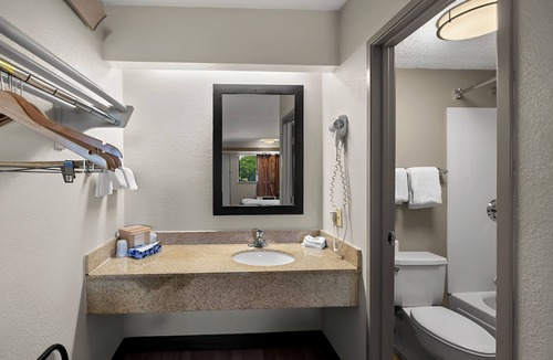 Las Colinas Hotel | 3 Pet-Friendly Rooms Near Historic Main Street, Local Festivals & Lake Activity