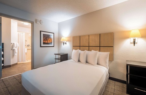Fossil Creek Hotel | 3 Pet-Friendly Suites | Full Kitchen & Laundry Facilities | Near Airport