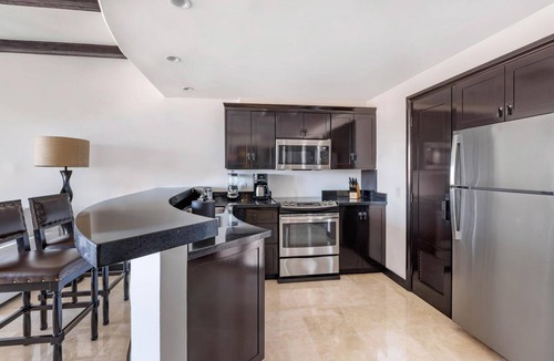 Zona Hotelera Hotel | 3 Premium 1BR Suites w/Sea Views – Near San José’s Bird Sanctuary & Galleries