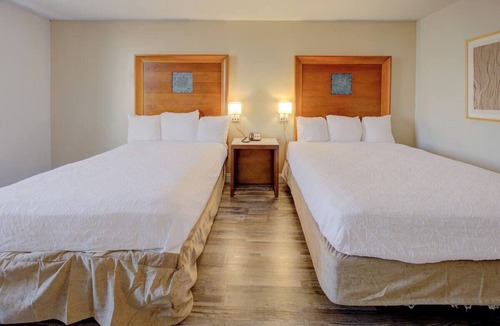 Duncanville Hotel | 3 Rooms w/2 Queens & Free Parking Near AT&T Stadium – Ideal for Game Days