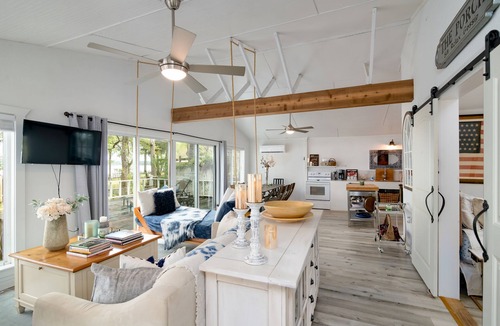 Berryville House | 3 separate cottages side by side waterfront with panoramic views