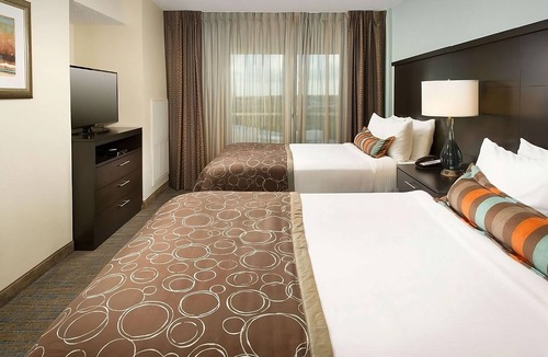 Las Colinas Hotel | 3 Spacious Suites w/Kitchen and FREE Breakfast! Minutes to Parmenter Gazebo!