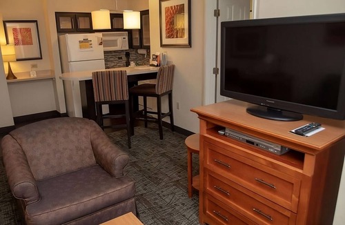 Vance Jackson Hotel | 3 Spacious Suites with Full Kitchens | Pet-Friendly | Free Breakfast