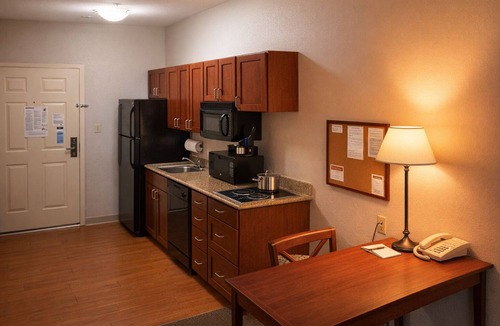Hot Springs Hotel | 3 Units - Enjoy Comfortable Accommodations and Full Kitchen Near Magic Springs