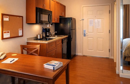 Hot Springs Hotel | 3 Units - Enjoy Comfortable Accommodations and Full Kitchen Near Magic Springs