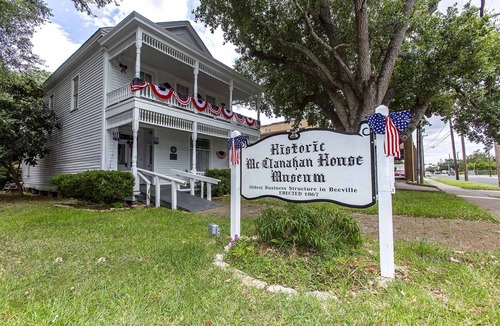 Beeville House | 3 Units Perfect for Big Groups, Free Parking, Pets are Welcome!