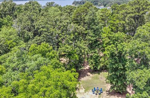 Avinger House | 3 Waterfront Units! Lake O' the Pines Group Stay