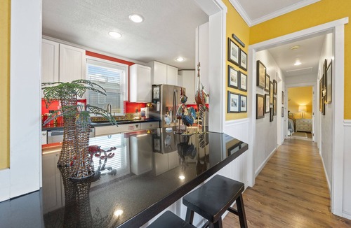 Avalon House | 315E Upper: Spacious, Remodeled, Colorful Upper Level Duplex, Quiet Street, WIFI