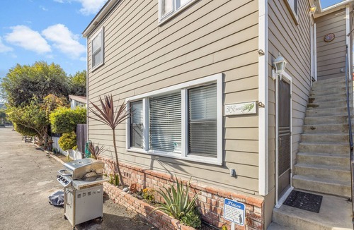 Avalon House | 315E Upper: Spacious, Remodeled, Colorful Upper Level Duplex, Quiet Street, WIFI