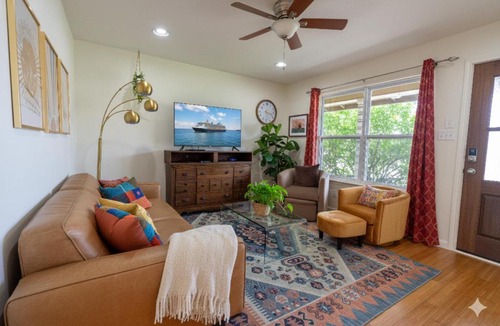 South Manchaca House | 3BR Austin SoCo Greenery Home with Big Fenced Yard Perfect for ACL & Long Stays