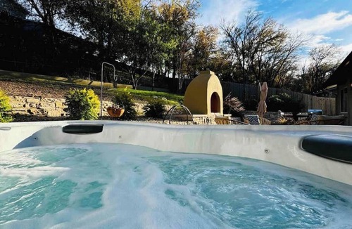 Round Rock House | 3BR/GardenOasis/Fireplace/SoakingTub