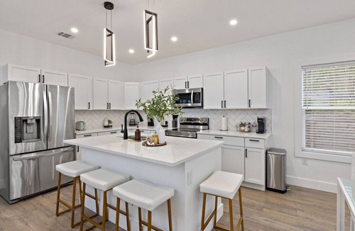 Eastside Promise Neighborhood House | 3BR King Bed Pet Friendly Near Alamodome