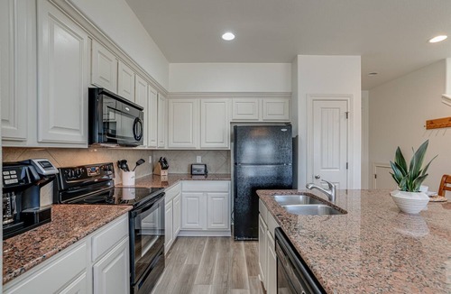 New Braunfels Condo | 3BR w/Pool | On Golf Course | Near Tubing