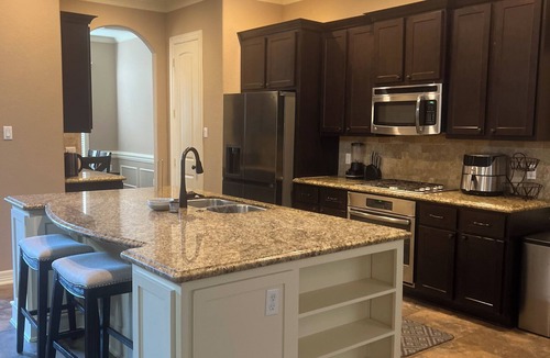 South Central Houston Hotel | 4-bedroom house in enchanting Houston with WiFi, AC, Barbecue Unwind in style.