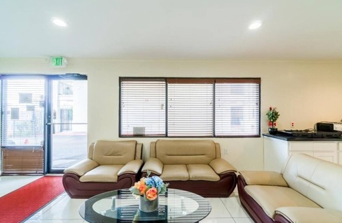 FM 1960 Hotel | 4 Comfortable Rooms Stay Near Funeral History Museum – 2 Queen Beds