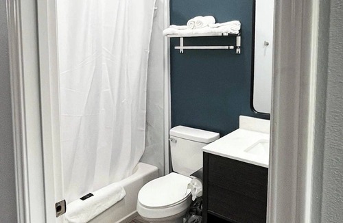 Southeast Houston Hotel | 4 Conveniently Located Pet-Friendly Rooms | Steps to Local Dining & Restaurants