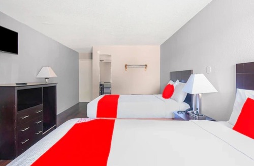 Irving Hotel | 4 Double Bed Rooms Near Entertainment at Music Factory | Seasonal Outdoor Pool