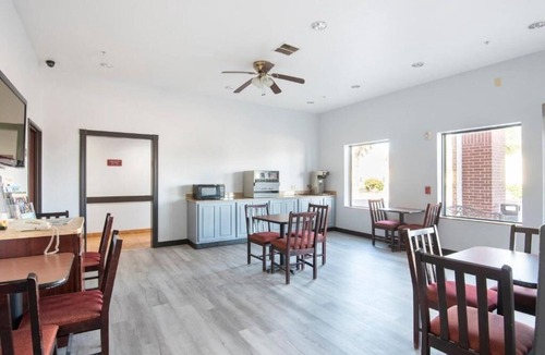 Clute Hotel | 4 Family-Friendly Rooms w/Cable TV & Fridge Near Restaurants