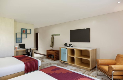 Sedona Hotel | 4 Inviting Rooms for Family Adventures | Pool, Spa, Lawn & Red Rock Views