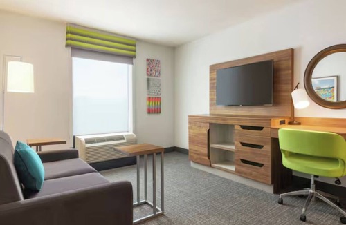 Houston Hotel | 4 Modern Houston Suites Featuring Free Breakfast, Parking, & Indoor Pool Access