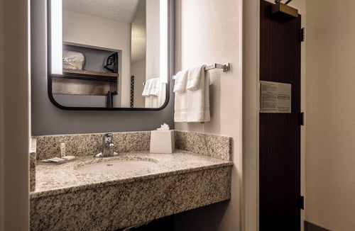 Richardson Hotel | 4 Relaxing Units Near Galatyn Woodland Preserve, with FREE Parking, Pool!