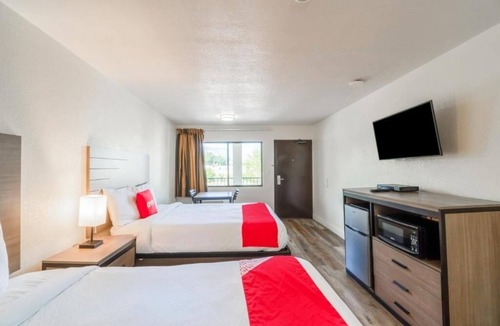 FM 1960 Hotel | 4 Tranquil Rooms w/2 Queen Beds Room Near Funeral History Museum Exploration