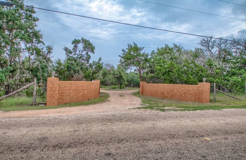 Fredericksburg Cabin | 40 m² Cabin ∙ 1 bedroom ∙ 2 guests