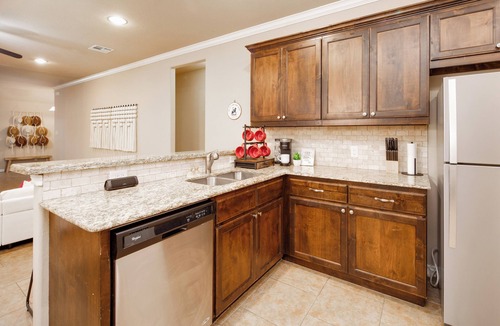 Quail Run Estates House | 4bd/4bath w/Community Pool & Beach Volleyball - 6mins to Kyle Field