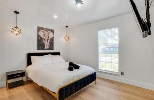 Irving House | 4BR 2B Home with Pool Hot Tub Fire Pit