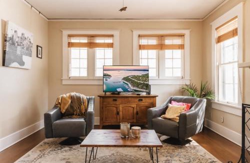 West Campus House | 4BR Campus Event Historic Retreat near DKR Texas Stadium