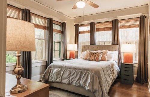 West Campus House | 4BR Campus Event Historic Retreat near DKR Texas Stadium