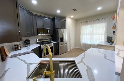 Cherrywood House | 4BR for groups: speakeasy game room, hot tub, premium sleep