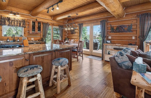 Cascade-Chipita Park House | 4BR Mountain Log Cabin w/Hot Tub,Loft,Deck Views