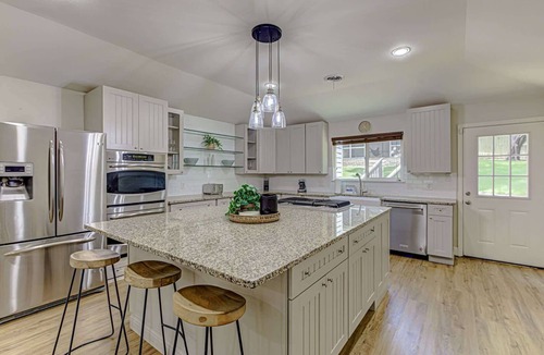 Zilker House | 4BR Sleeps 10 BBQ Firepit & Walk To Zilker!