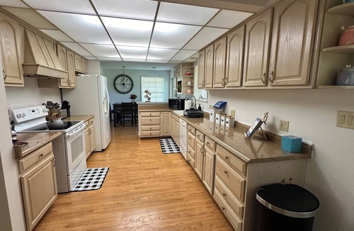 Princeton House | 5 Acre Home Getaway fully Furnished. 2 stories w pickleball & bball lit court