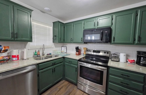Abilene House | 5 BRs 2.5 BATH with 7 beds in South Abilene. FREE WIFI, TVs. QUIET, SAFE.