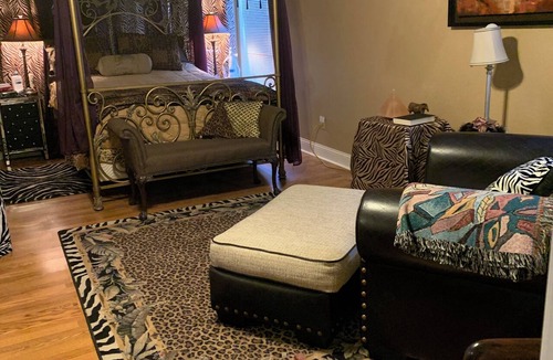 Grapevine House | 5 star Super Host, 3-bedroom, one story, Hottub Grapevine, Lake Access