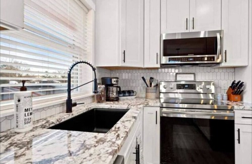 Monument House | 52 Front St · HOT TUB! Amazing Mountain views! Newly Remodeled