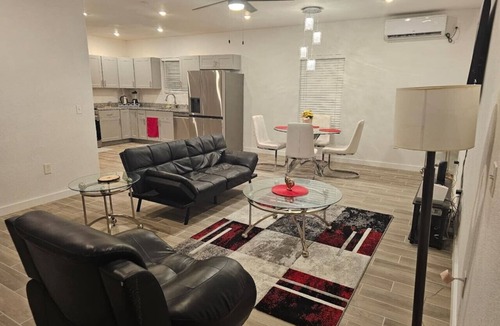 Oak Cliff Cottage | 632 4 Large Bedrooms Spacious Private Yard