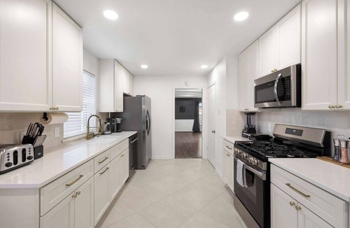 Richardson House | 6BD/3.5BA Modern Rustic Retreat | Yard, Pool & BBQ