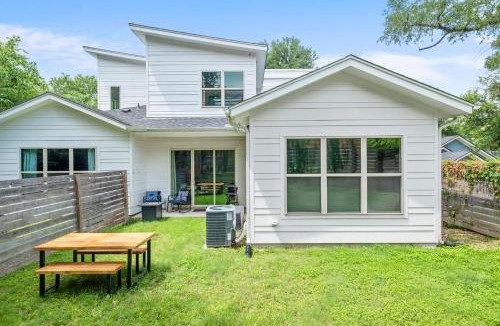 MLK House | 6BR East Austin Complex - Sleeps 20 - Pet Friendly