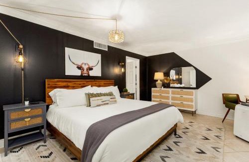 Vance Jackson House | 6BR Pool & Game Arcade Family Dog Friendly