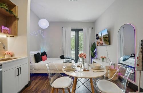 North Burnet Apartment | 6min to Domain,12min DT Studio with Pool and Free Parking