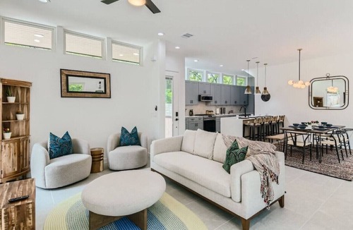 Austin House | 7 BDRM Compound DT Austin I Clubhouse I Pools Available I SXSW Top Spots!